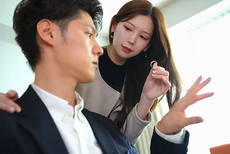 Cô vợ đi đi chơi, chồng yêu ở nhà bị nhỏ em người vợ gạ làm tình không trượt phát nào